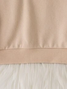 SHEIN 這款大領口運動衫適合 4-7 歲男孩在冬季、秋季和春季穿著外出與上學。大領口設計增添了時尚感，適合各種場合。這件運動衫將為男孩帶來舒適、休閒與酷帥感，將成為他們衣櫥中的必備單品 - 杏色 - 查看 8