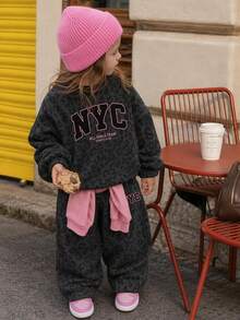 THE HAPPY LOOK 甜酷黑粉配色 時尚豹紋運動風拼色 NYC 字母圖案 女嬰休閒軟舒適寬鬆圓領套頭衛衣與寬腿長褲運動套裝，適合秋冬日常、運動、街頭穿搭，甜酷慵懶美式高街休閒風，開學季穿搭 - 彩色 - 查看 9
