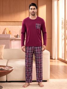 Manfinity Underwear&Sleepwear Basics طقم ملابس منزلية للرجال لباس علوي ذات رقبة مستديرة وأكمام طويلة وبنطال بنمط مربعات - عنابي اللون - مشاهدة 6