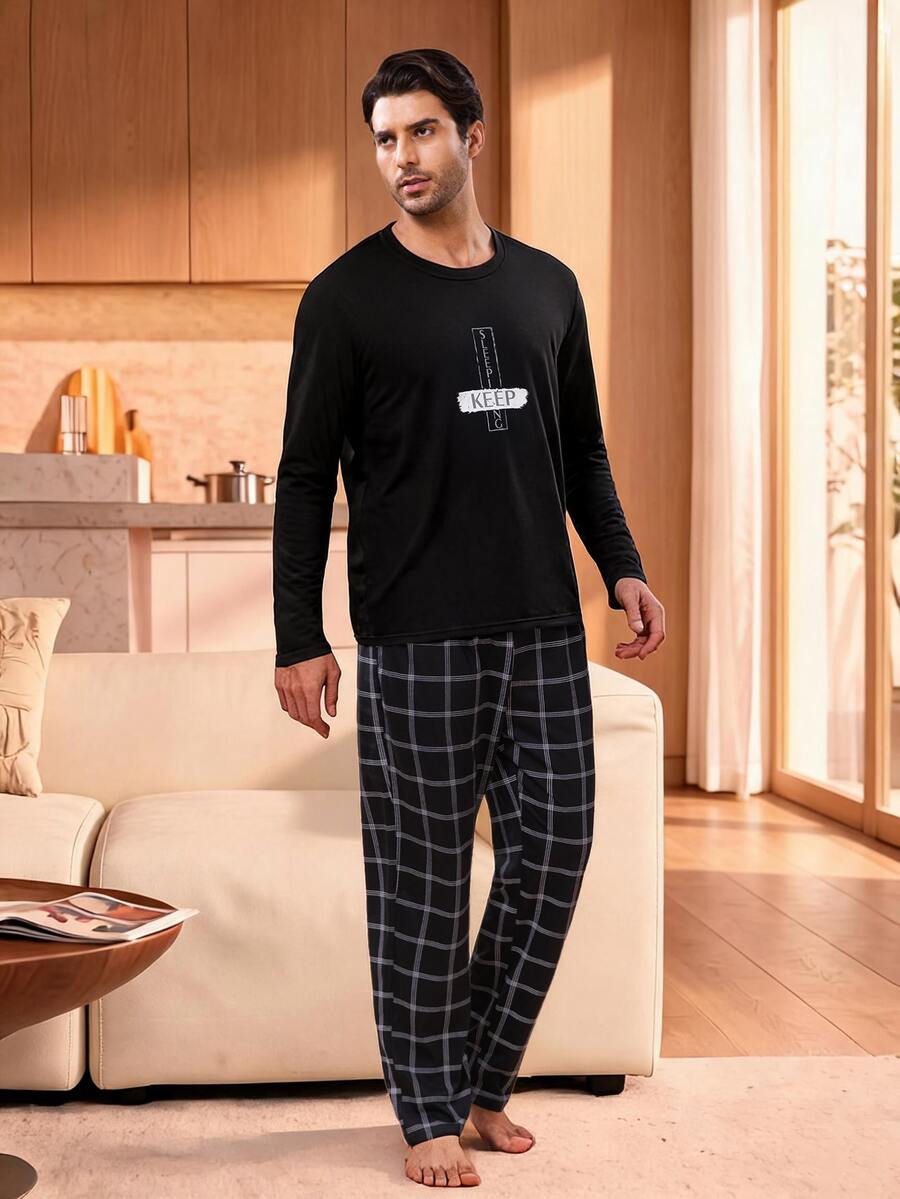 Manfinity Underwear&Sleepwear Basics طقم ملابس منزلية للرجال لباس علوي ذات رقبة دائرية وأكمام طويلة مطبوعة بالحروف وبنطال طويل بنقشة مربعات - الأسود - مشاهدة 1