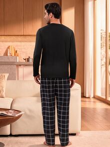 Manfinity Underwear&Sleepwear Basics طقم ملابس منزلية للرجال لباس علوي ذات رقبة دائرية وأكمام طويلة مطبوعة بالحروف وبنطال طويل بنقشة مربعات - الأسود - مشاهدة 2