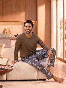 Manfinity Underwear&Sleepwear Basics طقم ملابس منزلية للرجال يتكون من ملابس علوية بأكمام طويلة وياقة دائرية بلون موحد وبنطال طويل بنقشة مربعات - قهوة بني - مشاهدة 6