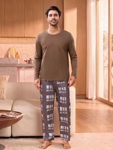 Manfinity Underwear&Sleepwear Basics طقم ملابس منزلية للرجال يتكون من ملابس علوية بأكمام طويلة وياقة دائرية بلون موحد وبنطال طويل بنقشة مربعات - قهوة بني - مشاهدة 4