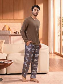 Manfinity Underwear&Sleepwear Basics طقم ملابس منزلية للرجال يتكون من ملابس علوية بأكمام طويلة وياقة دائرية بلون موحد وبنطال طويل بنقشة مربعات - قهوة بني - مشاهدة 1