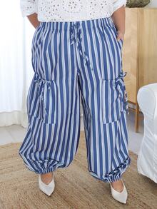 Pretty and Ole lässig Hosen für Damen in Große Größen: Stilvoller gestreifter Muster, Falten, Tunnelzug in der Taille, weite Passform mit Bündchen. Diese neue Kollektion bietet eine vielfältige Auswahl an Styles, die modernen Chic ausstrahlen, komplett mit großen Taschen und dekorativen Tunnelzugschleifen. Mit einem schlichten, aber vielseitigen Ästhetik sind diese Hosen perfekt für verschiedene Anlässe - von Konzerten und Urlaubsreisen bis hin zu Streetstyle-Looks, täglicher Lässig und sogar für den Berufsverkehr. Geeignet für alle vier Jahreszeiten. - Blau - Übersicht 3