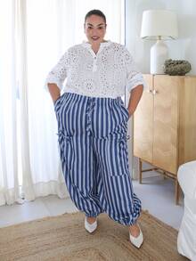 Pretty and Ole lässig Hosen für Damen in Große Größen: Stilvoller gestreifter Muster, Falten, Tunnelzug in der Taille, weite Passform mit Bündchen. Diese neue Kollektion bietet eine vielfältige Auswahl an Styles, die modernen Chic ausstrahlen, komplett mit großen Taschen und dekorativen Tunnelzugschleifen. Mit einem schlichten, aber vielseitigen Ästhetik sind diese Hosen perfekt für verschiedene Anlässe - von Konzerten und Urlaubsreisen bis hin zu Streetstyle-Looks, täglicher Lässig und sogar für den Berufsverkehr. Geeignet für alle vier Jahreszeiten. - Blau - Übersicht 1