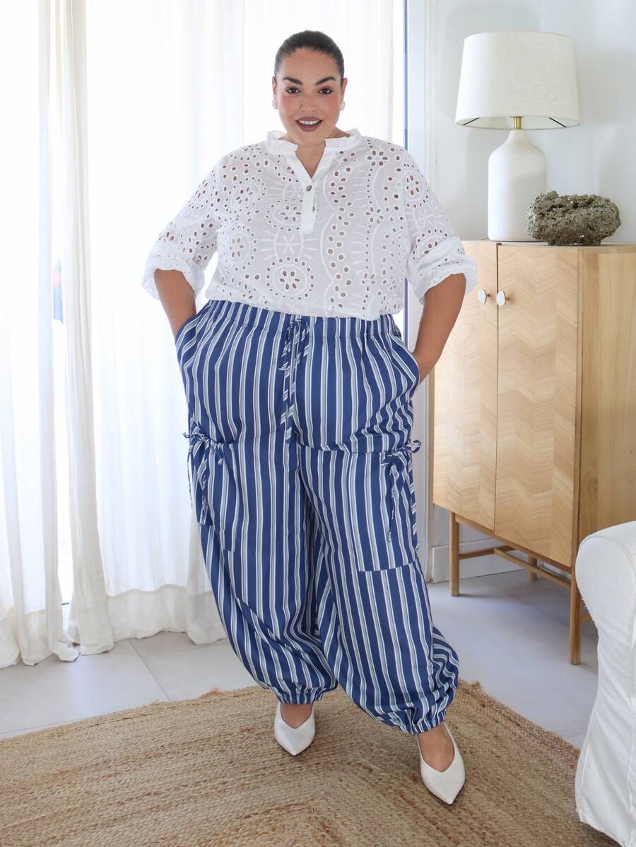 Pretty and Ole lässig Hosen für Damen in Große Größen: Stilvoller gestreifter Muster, Falten, Tunnelzug in der Taille, weite Passform mit Bündchen. Diese neue Kollektion bietet eine vielfältige Auswahl an Styles, die modernen Chic ausstrahlen, komplett mit großen Taschen und dekorativen Tunnelzugschleifen. Mit einem schlichten, aber vielseitigen Ästhetik sind diese Hosen perfekt für verschiedene Anlässe - von Konzerten und Urlaubsreisen bis hin zu Streetstyle-Looks, täglicher Lässig und sogar für den Berufsverkehr. Geeignet für alle vier Jahreszeiten. - Blau - Übersicht 1