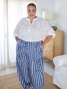 Pretty and Ole lässig Hosen für Damen in Große Größen: Stilvoller gestreifter Muster, Falten, Tunnelzug in der Taille, weite Passform mit Bündchen. Diese neue Kollektion bietet eine vielfältige Auswahl an Styles, die modernen Chic ausstrahlen, komplett mit großen Taschen und dekorativen Tunnelzugschleifen. Mit einem schlichten, aber vielseitigen Ästhetik sind diese Hosen perfekt für verschiedene Anlässe - von Konzerten und Urlaubsreisen bis hin zu Streetstyle-Looks, täglicher Lässig und sogar für den Berufsverkehr. Geeignet für alle vier Jahreszeiten. - Blau - Übersicht 5