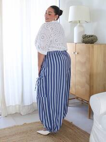 Pretty and Ole lässig Hosen für Damen in Große Größen: Stilvoller gestreifter Muster, Falten, Tunnelzug in der Taille, weite Passform mit Bündchen. Diese neue Kollektion bietet eine vielfältige Auswahl an Styles, die modernen Chic ausstrahlen, komplett mit großen Taschen und dekorativen Tunnelzugschleifen. Mit einem schlichten, aber vielseitigen Ästhetik sind diese Hosen perfekt für verschiedene Anlässe - von Konzerten und Urlaubsreisen bis hin zu Streetstyle-Looks, täglicher Lässig und sogar für den Berufsverkehr. Geeignet für alle vier Jahreszeiten. - Blau - Übersicht 4