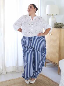 Pretty and Ole lässig Hosen für Damen in Große Größen: Stilvoller gestreifter Muster, Falten, Tunnelzug in der Taille, weite Passform mit Bündchen. Diese neue Kollektion bietet eine vielfältige Auswahl an Styles, die modernen Chic ausstrahlen, komplett mit großen Taschen und dekorativen Tunnelzugschleifen. Mit einem schlichten, aber vielseitigen Ästhetik sind diese Hosen perfekt für verschiedene Anlässe - von Konzerten und Urlaubsreisen bis hin zu Streetstyle-Looks, täglicher Lässig und sogar für den Berufsverkehr. Geeignet für alle vier Jahreszeiten. - Blau - Übersicht 6