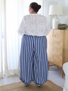 Pretty and Ole lässig Hosen für Damen in Große Größen: Stilvoller gestreifter Muster, Falten, Tunnelzug in der Taille, weite Passform mit Bündchen. Diese neue Kollektion bietet eine vielfältige Auswahl an Styles, die modernen Chic ausstrahlen, komplett mit großen Taschen und dekorativen Tunnelzugschleifen. Mit einem schlichten, aber vielseitigen Ästhetik sind diese Hosen perfekt für verschiedene Anlässe - von Konzerten und Urlaubsreisen bis hin zu Streetstyle-Looks, täglicher Lässig und sogar für den Berufsverkehr. Geeignet für alle vier Jahreszeiten. - Blau - Übersicht 2