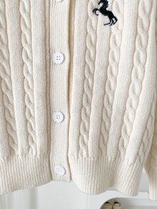 SHEIN 女童復古麻花針織開襟衫，精選親膚柔軟針織面料，細膩質感，3D麻花編織豐富紋理，簡約圓領單排扣設計，方便小女孩穿脫，胸前活潑小馬刺繡，低調經典不張揚，柔和米杏色，適合作春秋單穿或冬季疊穿 - 白色 - 查看 6