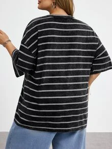 SHEIN CURVE+ 女士加大码圆领短袖宽松T恤，饰有水洗雪花和刺绣图案 - 黑與白 - 查看 2