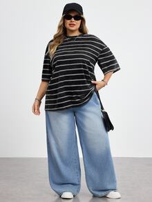 SHEIN CURVE+ 女士加大码圆领短袖宽松T恤，饰有水洗雪花和刺绣图案 - 黑與白 - 查看 6
