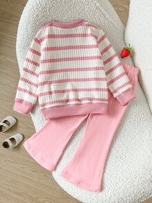 SHEIN 2件組幼女上衣喇叭褲套裝，可愛甜美粉白條紋草莓貼布，長袖圓領，休閒度假秋季假日羅紋款 - 粉色 - 查看 2