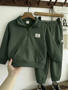 SHEIN Little Byeori 2件組男童休閒舒適百搭立領半拉鍊套頭衛衣，附貼袋裝飾、對比色梭織標籤與超寬鬆運動工裝褲，保暖內裡刷毛加厚冬季款 - 軍綠色 - 查看 6