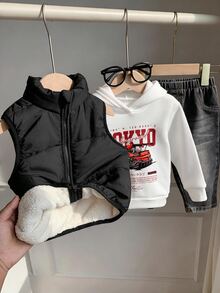 SHEIN 3件組男嬰秋冬紅色刷毛背心外套，賽車圖案，白色連帽衛衣，黑色牛仔長褲，外衣套裝，嬰兒套裝，背心套裝，秋冬套裝，賽車套裝 - 彩色 - 查看 6