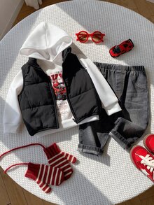 SHEIN 3件組男嬰秋冬紅色刷毛背心外套，賽車圖案，白色連帽衛衣，黑色牛仔長褲，外衣套裝，嬰兒套裝，背心套裝，秋冬套裝，賽車套裝 - 彩色 - 查看 5