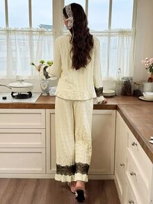 Snug Reverie طقم بيجامة نسائي رومانسي بألوان متباينة مع حافة دانتيل وياقة أمامية بأزرار وأكمام طويلة وبنطال - لون مشمشي - مشاهدة 2