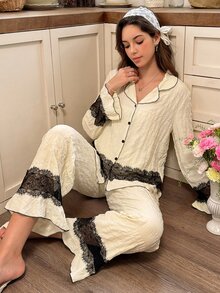 Snug Reverie طقم بيجامة نسائي رومانسي بألوان متباينة مع حافة دانتيل وياقة أمامية بأزرار وأكمام طويلة وبنطال - لون مشمشي - مشاهدة 4