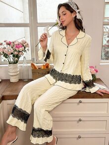 Snug Reverie طقم بيجامة نسائي رومانسي بألوان متباينة مع حافة دانتيل وياقة أمامية بأزرار وأكمام طويلة وبنطال - لون مشمشي - مشاهدة 5