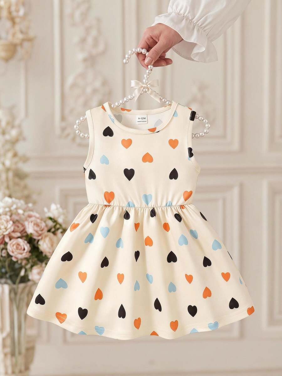 SHEIN Playful Pals 女嬰米色心形印花圓領無袖休閒可愛洋裝,派對度假夏季款 - 彩色 - 查看 1
