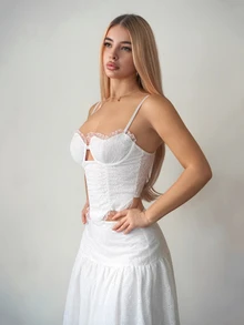 SHEIN ICON Áo hai dây cúp ngực thêu ren khoét lỗ, phong cách lãng mạn, gợi cảm dành cho nữ, thích hợp cho kỳ nghỉ. - trắng - Xem 5