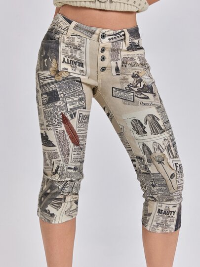 Pantaloni di jeans a vita ultra bassa da donna con stampa collage vintage di giornale, lunghezza media