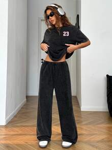 SHEIN EZwear 95%纯棉水洗雪花图案休闲简约运动街头服饰，适合派对、聚会、机场等场合，饰有粉色数字、英文字母和学院风印花，是音乐节和夏季休闲穿着的理想之选，女士休闲套装 - 黑色 - 查看 3