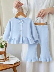 SHEIN Vintaside Kids 女嬰女童針織套裝，圓領套頭針織長袖開襟衫，粉色純色百搭時尚款 + 針織喇叭長褲，適合秋冬，2件套，時尚百搭，適合日常穿著、外出、旅行、上學 - 淺藍色 - 查看 5