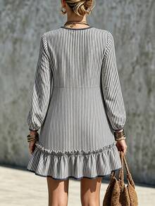 SHEIN Gaun Pendek Baru Bergaris Merah & Putih dari Kain Biru, Bagian Bawah dengan Desain Ruffle & Tepi Bergelombang untuk Tampilan yang Lebih Kasual - Hitam dan Putih - View 2