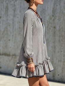 SHEIN Gaun Pendek Baru Bergaris Merah & Putih dari Kain Biru, Bagian Bawah dengan Desain Ruffle & Tepi Bergelombang untuk Tampilan yang Lebih Kasual - Hitam dan Putih - View 3