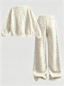 SHEIN 灰色與白色時尚運動風拼色 NYC 字母印花女童休閒軟舒適寬鬆圓領套頭衛衣與寬腿褲套裝，適合秋冬日常、街頭、新風格、時尚女孩、校園風返校 - 白色 - 查看 2
