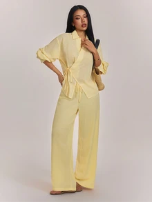 SHEIN PETITE طقم نسائي كاجوال من قطعتين بلون موحد، قميص بأكمام طويلة مع عقدة جانبية وبنطال واسع الساق - أصفر - مشاهدة 6