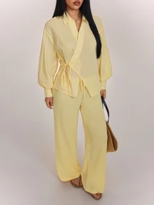 SHEIN PETITE طقم نسائي كاجوال من قطعتين بلون موحد، قميص بأكمام طويلة مع عقدة جانبية وبنطال واسع الساق - أصفر - مشاهدة 7