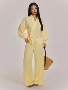 SHEIN PETITE طقم نسائي كاجوال من قطعتين بلون موحد، قميص بأكمام طويلة مع عقدة جانبية وبنطال واسع الساق - أصفر - مشاهدة 4