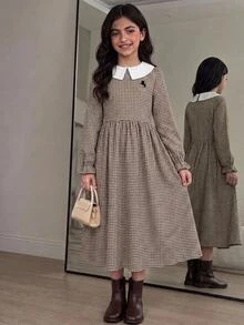 SHEIN 兒童青少年女孩秋冬休閒修身學院風日常拼接撞色翻領精緻復古小Logo刺繡抓皺公主長裙長袖梭織格紋咖啡棕色女童洋裝 - 咖啡棕 - 查看 2