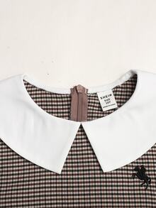 SHEIN 兒童青少年女孩秋冬休閒修身學院風日常拼接撞色翻領精緻復古小Logo刺繡抓皺公主長裙長袖梭織格紋咖啡棕色女童洋裝 - 咖啡棕 - 查看 5