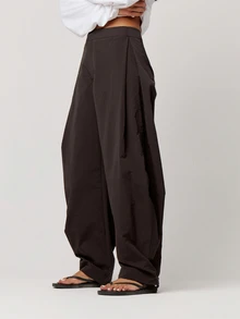 Musera Petite 黑色尼龍氣球版型下擺百褶鈕扣裝飾長褲 秋冬返校日常穿搭 - 黑色 - 查看 4