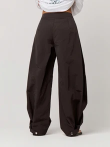 Musera Petite 黑色尼龍氣球版型下擺百褶鈕扣裝飾長褲 秋冬返校日常穿搭 - 黑色 - 查看 6