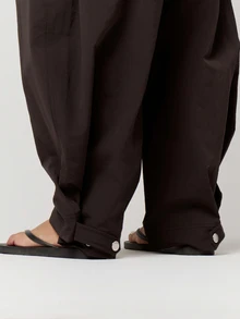 Musera Petite 黑色尼龍氣球版型下擺百褶鈕扣裝飾長褲 秋冬返校日常穿搭 - 黑色 - 查看 5