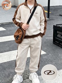 SHEIN 2件組大童運動風拼色刺繡補丁半拉鍊慢跑褲加厚抓絨運動衫套裝，適合學校、滑板、戶外、秋季穿搭 - 米色 - 查看 1