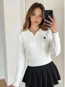 SHEIN 1件女款時尚百搭白色復古麻花針織POLO領毛衣，胸前黑色馬刺繡，韓系休閒風長袖收腰套頭衫，適中厚度，整齊下擺，緊口袖口，柔軟親膚，經典百搭，適合日常穿著、出遊、上學、派對與街頭風，秋冬必備 - 米色 - 查看 4