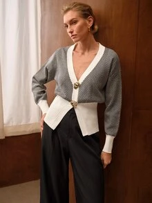 MOTF PREMIUM Cardigan Motif Tulang Ikan Hitam Putih dengan Kancing Logam di Depan dan Bagian Bawah Lebar - Hitam dan Putih - View 4
