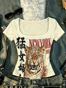 Rovax 这款修身方领上衣采用老虎印花，搭配红色“NY”字样，是夏季日常穿着和街头风造型的完美之选。这款休闲又不失时尚的上衣是任何衣橱的必备单品。它也是送给兄弟姐妹或妈妈的绝佳礼物，尤其适合母亲节。 - 彩色 - 查看 5