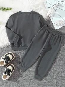 SHEIN 2件組幼兒男童女童深灰色字母圖案圓領長袖上衣與牛仔風休閒長褲套裝，適合秋季健身與學校穿著 - 深灰色 - 查看 2