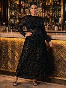 Travachic CURVE+ 黑色植絨花卉蕾絲圓領長袖優雅洋裝，適合派對、婚禮賓客、女性郵輪穿搭、性感夜店出門穿搭，秋季款 - 黑色 - 查看 5