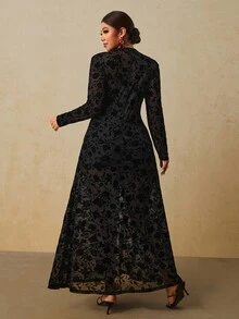 Travachic CURVE+ 黑色植絨花卉蕾絲圓領長袖優雅洋裝，適合派對、婚禮賓客、女性郵輪穿搭、性感夜店出門穿搭，秋季款 - 黑色 - 查看 3