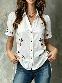 RosyDaze Kemeja Motif Bunga dengan Tali Serut Samping dan Kancing Logam, Cocok untuk Pesta dan Perjalanan Sehari-hari. Motif Bunga dengan Gaya Romantis dan Elegan. Kemeja Putih. - Putih - View 4