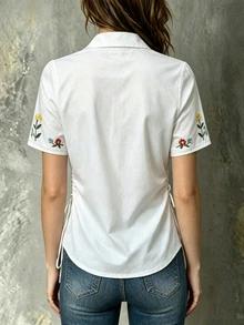 RosyDaze Kemeja Motif Bunga dengan Tali Serut Samping dan Kancing Logam, Cocok untuk Pesta dan Perjalanan Sehari-hari. Motif Bunga dengan Gaya Romantis dan Elegan. Kemeja Putih. - Putih - View 2